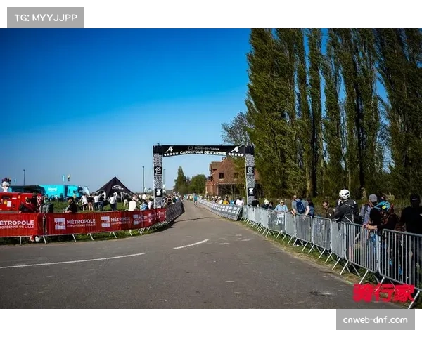 鲁贝竞技场：范阿尔特冲线后跪地，掩面庆祝赛季首胜